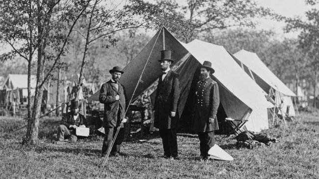 Lincoln, Pinkerton y McClernand en campamento